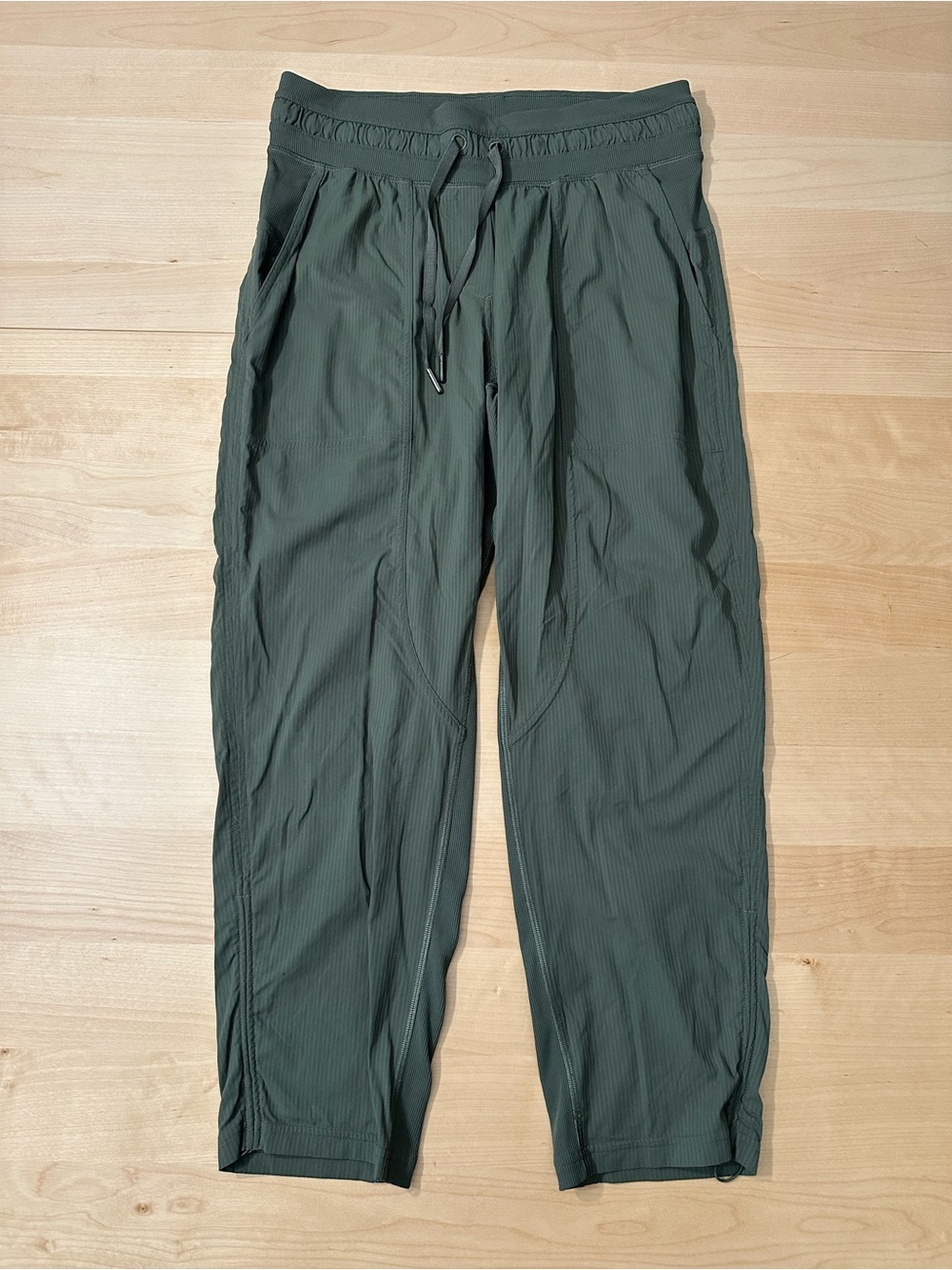 lululemon athletica Women’s Olive Drawstring crop/capri pants 6